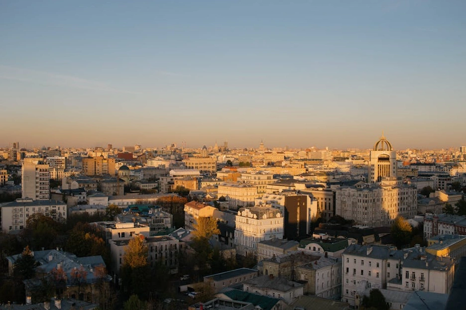 Panorama Lublina z lotu ptaka w słoneczny dzień.